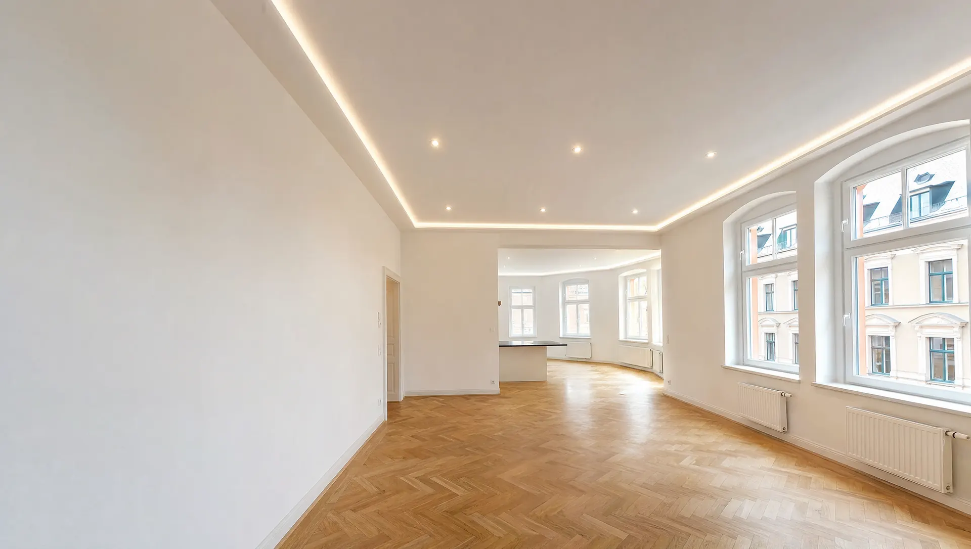 Renovierte Altbauwohnung mit glatter Trockenbaudecke, Einbauspots und Eichenparkett